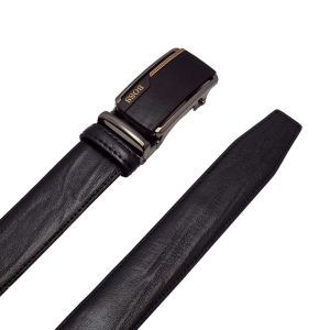 کمربند چرمی مردانه مشکی مدل KT649NU با سگک ریلی فلزی، طراحی ساده و قابل تنظیم — Men's black leather belt model KT649NU with metal ratchet buckle, simple and adjustable design.