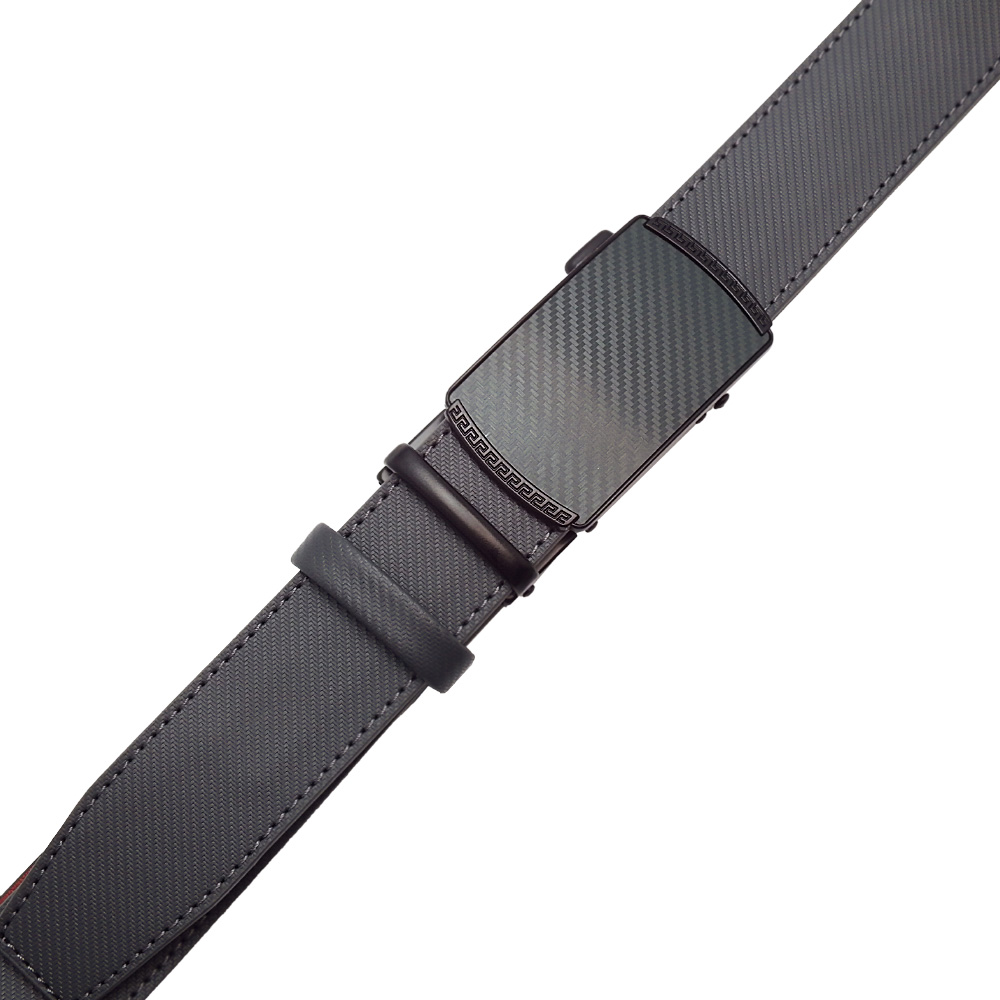114 نمای نزدیک سگک کمربند چرمی مردانه با طراحی فیبر کربنClose-up of men’s leather belt buckle with carbon fiber design