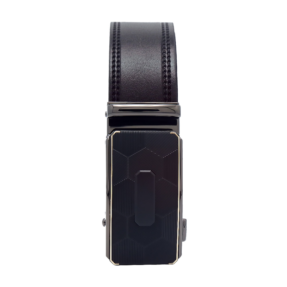 173NU702 نمای نزدیک سگک ریلی مشکی همراه با سطح چرمClose-up of black ratchet buckle and leather surface