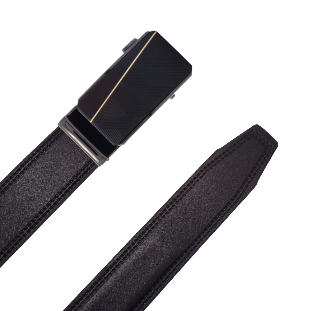 کمربند مردانه چرمی طبیعی با سگک فلزی ساده و طراحی کلاسیکMen's natural leather belt with a simple metal buckle and classic design