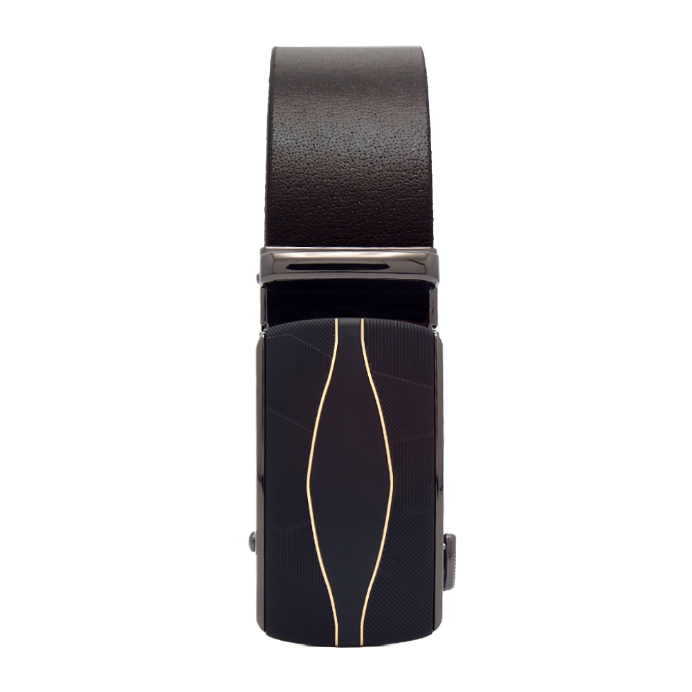 169NU309 نمای نزدیک از سگک ریلی فلزی و بافت چرم طبیعی کمربند مردانهClose-up of the metal rail buckle and natural leather texture of the men's belt