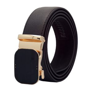نمای نزدیک از کمربند چرم مشکی مدل ECO2077IN300 با سگک ریلی فلزی.Close-up view of the black leather belt model ECO2077IN300 with a metal roller buckle.