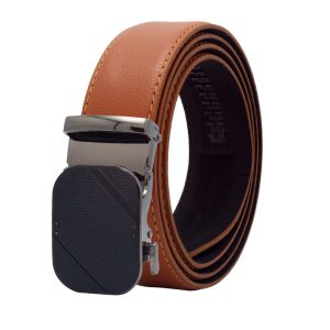 نمای نزدیک سگک ریلی و بافت چرم طبیعی کمربند مردانهClose-up of ratchet buckle and natural leather texture on men's belt