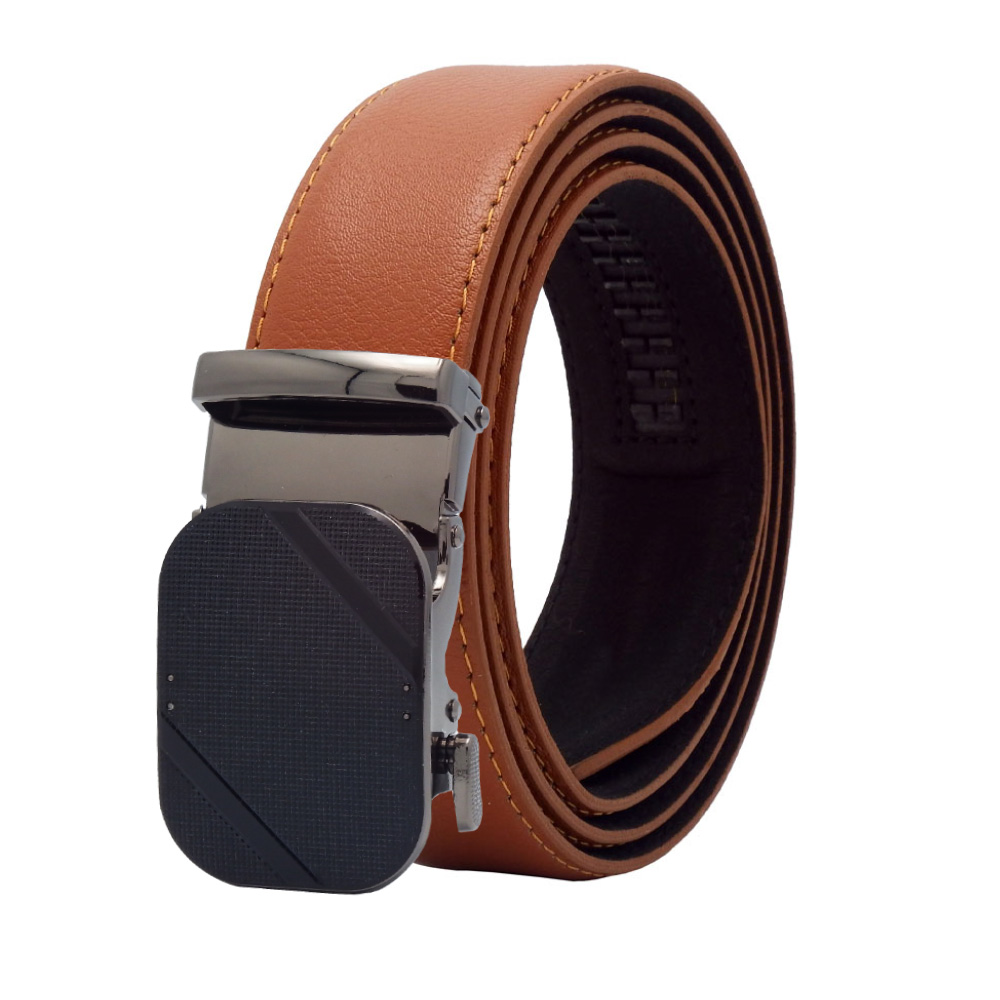 نمای نزدیک سگک ریلی و بافت چرم طبیعی کمربند مردانهClose-up of ratchet buckle and natural leather texture on men's belt